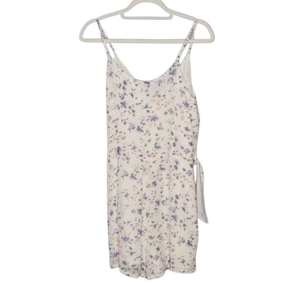 NWT We're All Pretty Girls White Sleeveless Floral Romper Size Medium - Picture 1 of 8